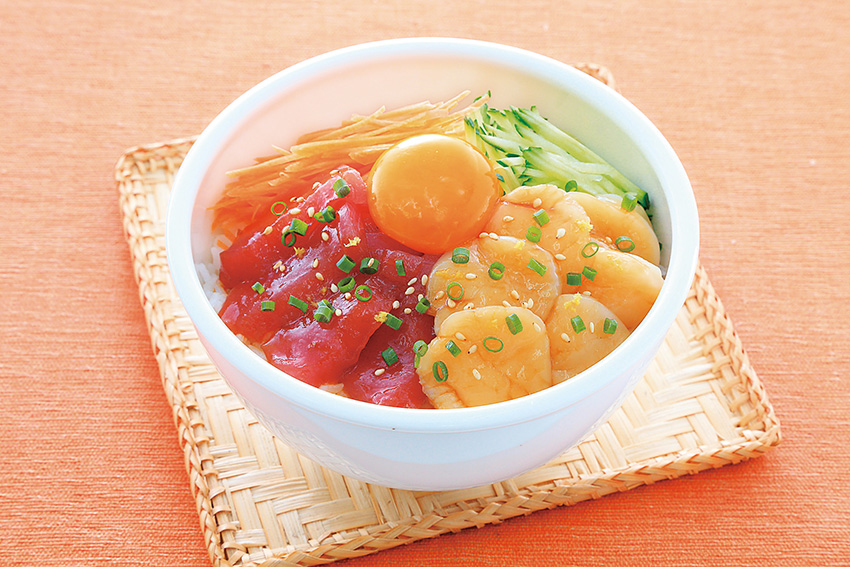ほたてとまぐろの中華風ユッケ丼