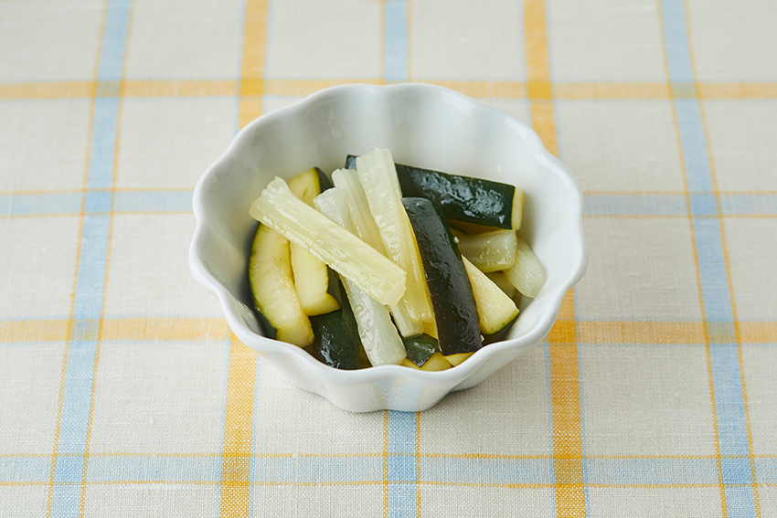 ズッキーニとセロリのレンジマリネ