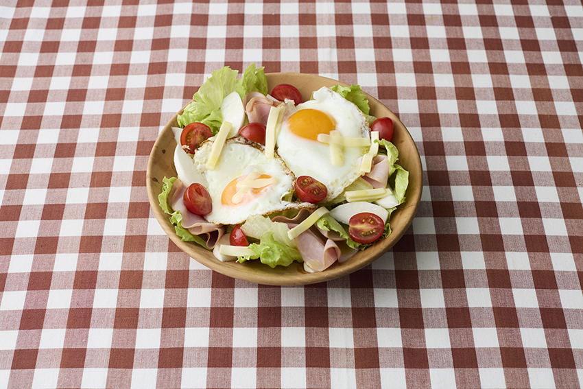 目玉焼きとチーズのサラダ