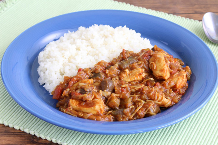 ゴールデンカレーパウダーでつくる 鶏むね肉の無水カレー