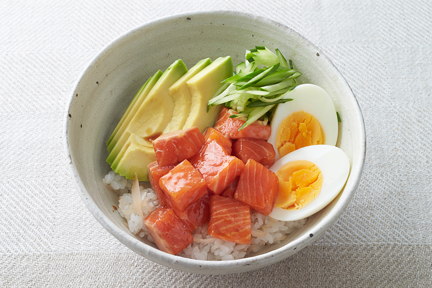 サーモンとアボカド丼